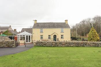 PLAS CEFN MAWR, pet friendly, with open fire in Llanedwen