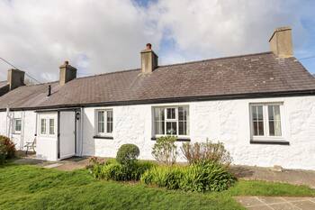 TY HIR, pet friendly, with a garden in Llangoed