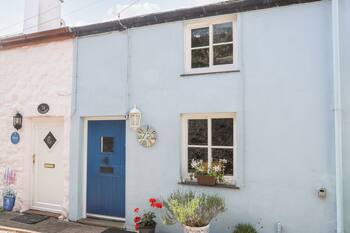 BLUE COTTAGE, family friendly, country holiday cottage in Beaumaris