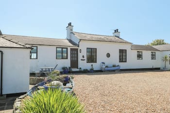BORTH ARIAN, pet friendly, country holiday cottage in Rhoscolyn