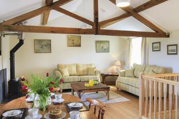 PARTRIDGE COTTAGE, pet friendly, with open fire in Menai Bridge