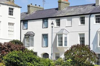 TRI RAGLAN MAWR, family friendly, with open fire in Beaumaris