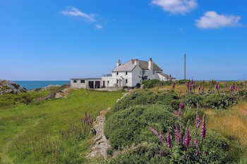 PANT YR HYMAN, pet friendly, with open fire in Rhoscolyn