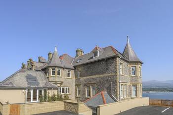 NYTH Y FRAN, pet friendly, with a garden in Menai Bridge