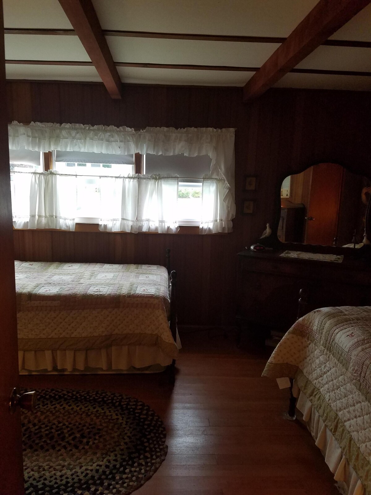 3 bedroom cottage – walking distance to the Old Lyme Shores Private Beach