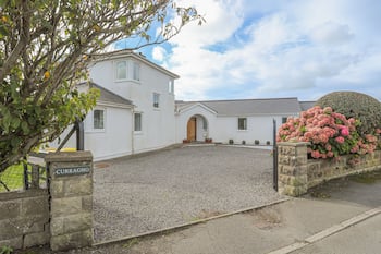 CURRAGHO, pet friendly, luxury holiday cottage in Trearddur Bay