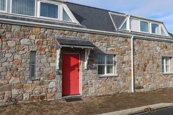 TYN TOWYN - TY COCH, family friendly, with a garden in Trearddur Bay