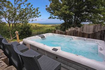 HEN GILFACH, family friendly, with hot tub in Llanfairyngnhornwy