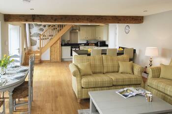 MULBERRY COTTAGE, pet friendly, with open fire in Pentraeth