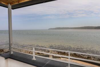 FOUR THE QUAY, pet friendly, country holiday cottage in Red Wharf Bay