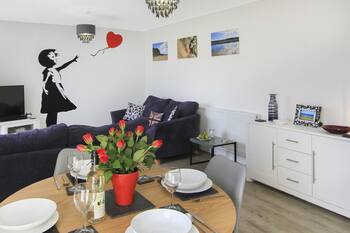 CYSGOD Y CAPEL, pet friendly, with a garden in Benllech