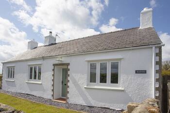 HAFOD, LLANGOED, pet friendly, character holiday cottage in Llangoed