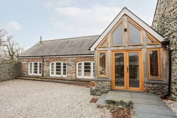 TY SIAM, pet friendly, luxury holiday cottage in Newborough