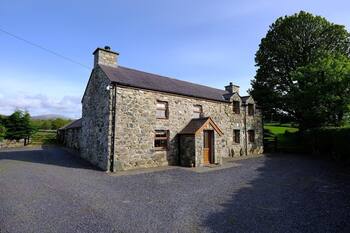 PEN Y BONT, family friendly, character holiday cottage in Pontllyfni