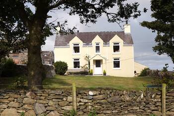 PENTREHEULYN, pet friendly, with open fire in Carreglefn