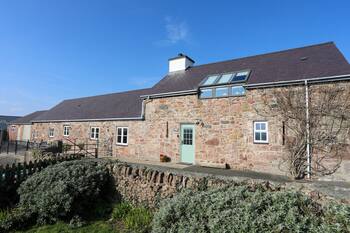 TAN TWR - CHELLOW COTTAGE, pet friendly, with open fire in Dwyran