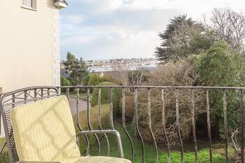 BWTHYN AT BRYNHYFRYD, family friendly, with a garden in Pwllheli