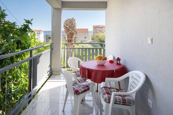 Studio flat with terrace Duće, Omiš (AS-16877-b)