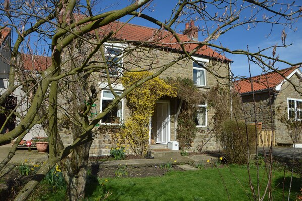 The Old Farmhouse 3 x bed detached dog friendly cottage