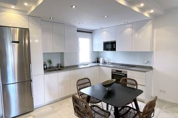 RENOVATED NEW 2 BDRMS Apartment, Free Parking