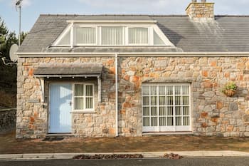 TYN TOWYN - TY GLAS GOLAU, family friendly in Trearddur Bay