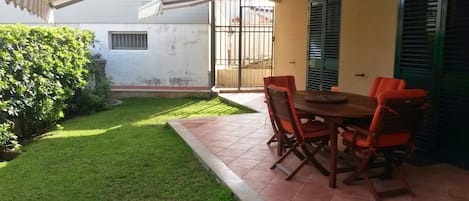 Giardino con veranda