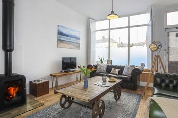 GWALIA STORES, pet friendly, country holiday cottage in Beaumaris