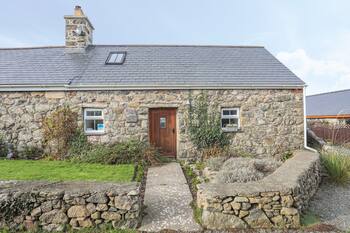 BWTHYN BACH, pet friendly, character holiday cottage in Nefyn