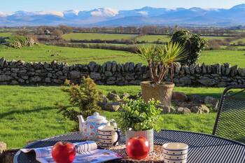 COSY BARN, family friendly, with open fire in Llangaffo