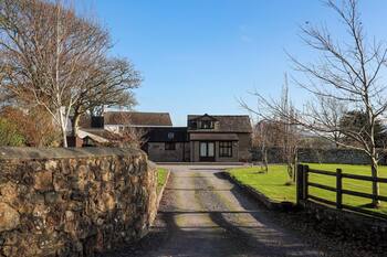 BARRAS COTTAGE, family friendly, with a garden in Brynsiencyn