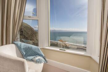 CAPTAIN'S REST, pet friendly in Criccieth