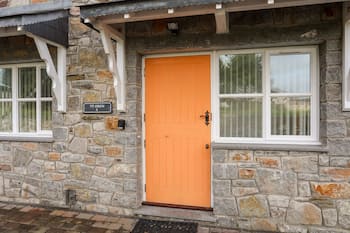 TYN TOWYN - TY OREN, family friendly, with a garden in Trearddur Bay