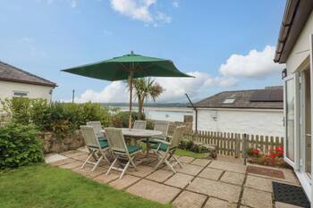 MENAI COTTAGE, family friendly, with a garden in Brynsiencyn