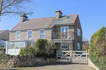 SEIRIOL VIEW, pet friendly, character holiday cottage in Moelfre