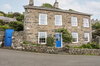 BRON CASTELL, pet friendly, character holiday cottage in Harlech