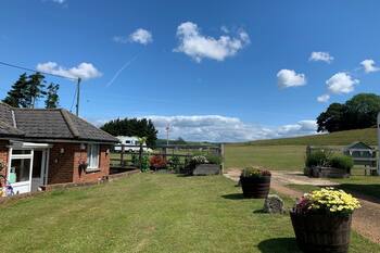 Queen Bower Farm Lodge - a bungalow that sleeps 4 guests in 3 bedrooms