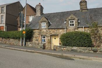 Y BWTHYN, pet friendly, character holiday cottage in Criccieth