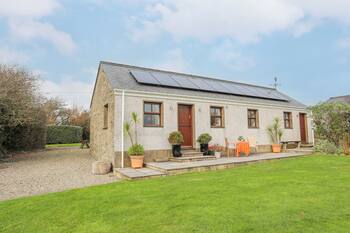 Y BEUDY, family friendly, with a garden in Llanynghenedl