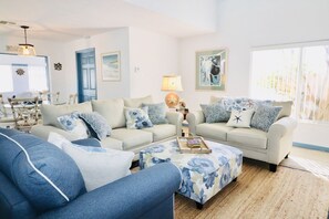 Living Room/Entry