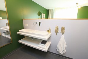 Une salle de bain avec douche italienne pour chaque chambre