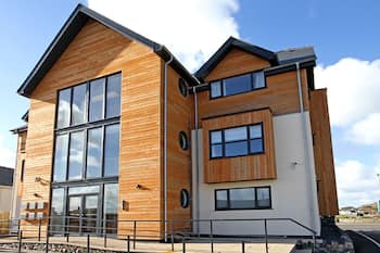 THE BAY, pet friendly, luxury holiday cottage in Trearddur Bay