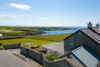 TY NANT, pet friendly, luxury holiday cottage in South Stack