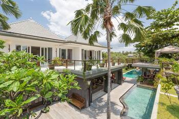Walking Distance to Berawa Beach!