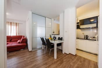 Modern, Spacious, Town Centre, only 150m to Djardin beach in Kastel Stari