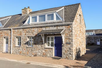 TYN TOWYN - TY GLAS, pet friendly in Trearddur Bay