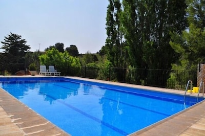 Casa Rural El Salero finca  completa para 26 plazas con salón grande y piscina.