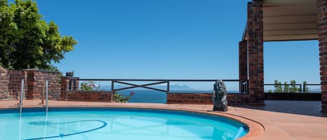 Pool mit Blick auf die False Bay und den Tafelberg