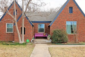 Walking distance from TU & Fairgrounds! A few minute ride to downtown, cherry st, etc