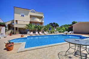 Außenansicht mit Pool