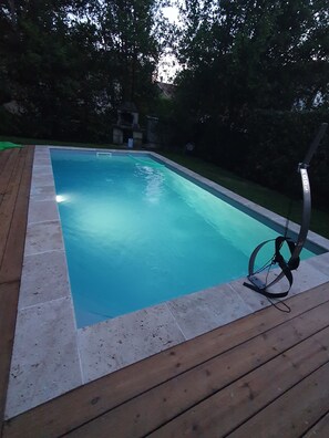 Piscine avec éclairage nocturne et bras de nage